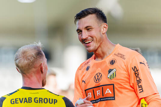 Häckens målvakt Andreas Linde jublar