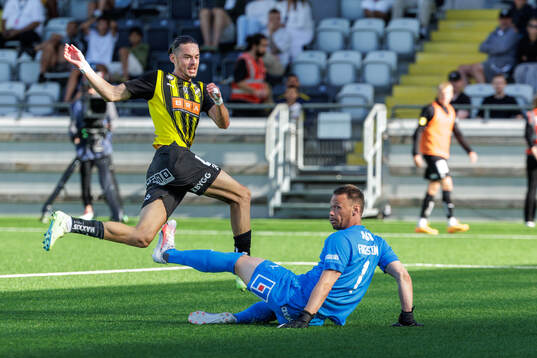 Häckens Amor Layouni gör 3-0 bakom Västerås målvakt Anton Fagerström