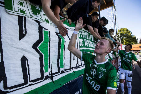 Brages Christopher Redenstrand jublar efter seger tillsammans med fansen