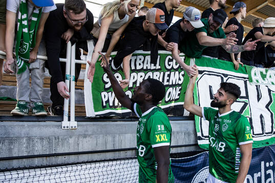 Brages Adil Titi och Brages Ferhan Abic jublar med fansen