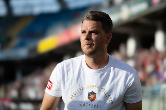 Örgrytes tränare Andreas Holmberg innan fotbollsmatchen i