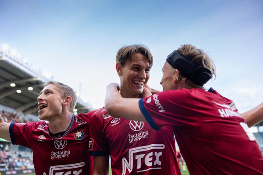 Örgrytes Noah Christoffersson jublar ihop med Anton