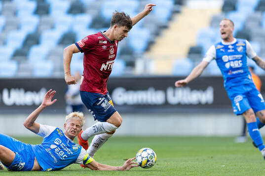 IK Oddevolds Philip Engelbrektsson faller