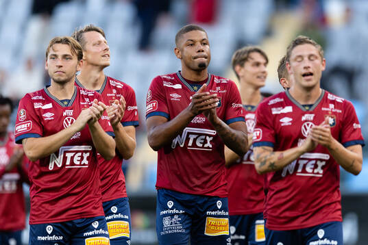 Örgrytes Mikael Dyrestam jublar och tackar klacken