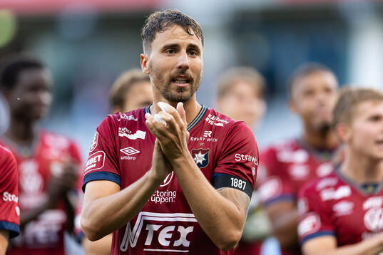 Örgrytes Jonathan Azulay jublar och tackar klacken