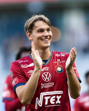Örgrytes Noah Christoffersson  jublar och tackar klacken
