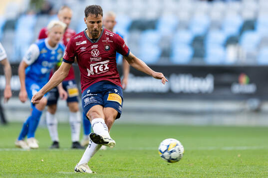 Örgrytes Jonathan Azulay kvitterar till 2-2 på straff