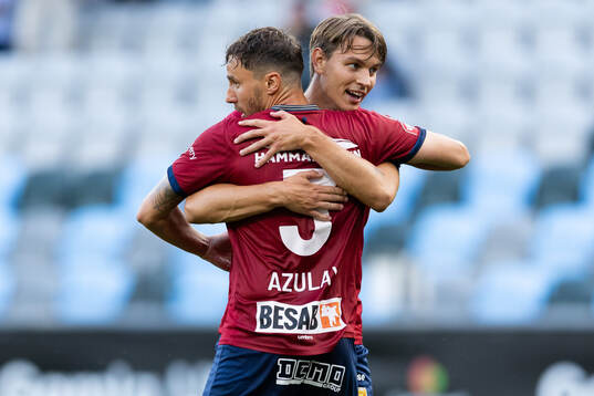 Örgrytes Jonathan Azulay jublar ihop med Noah