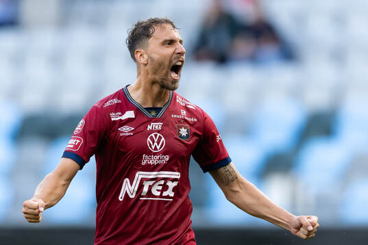 Örgrytes Jonathan Azulay jublar efter 2-2 på straff