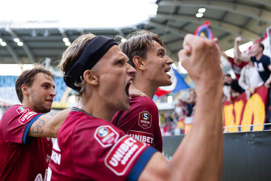 Örgrytes Noah Christoffersson jublar med lagkamrater