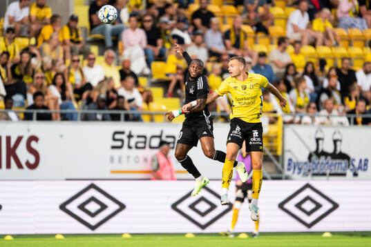 Cedric Badolo of Sheriff Tiraspol och Gustav Henriksson of
