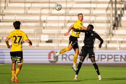 Gustav Henriksson of Elfsborg och Ajak Riak of Sheriff
