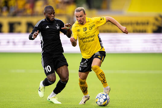 Cedric Badolo of Sheriff Tiraspol and Niklas Hult of