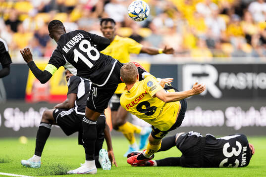 Fight in the penalty area between Moussa Kyabou of Sheriff