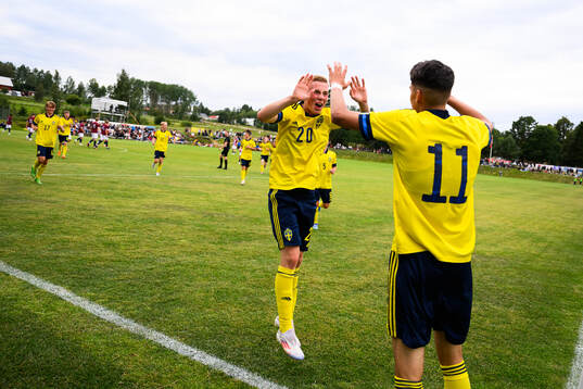 Sveriges Milian Öberg och Benjamin Brantlind jublar efter 3-0