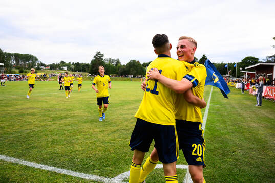Sveriges Milian Öberg och Benjamin Brantlind jublar efter 3-0