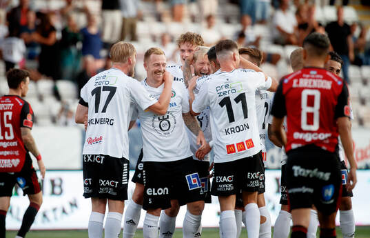 Örebros Sebastian Crona gör 3-1 och jublar med Karl Holmberg, Samuel Kroon och Erik McCue