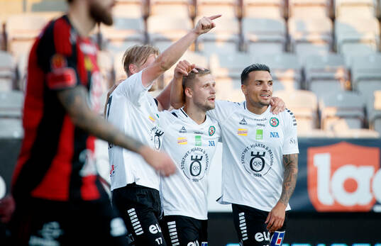 Örebros Erik Andersson, Ahmed Yasin och Karl Holmberg jublar efter 4-1 målet