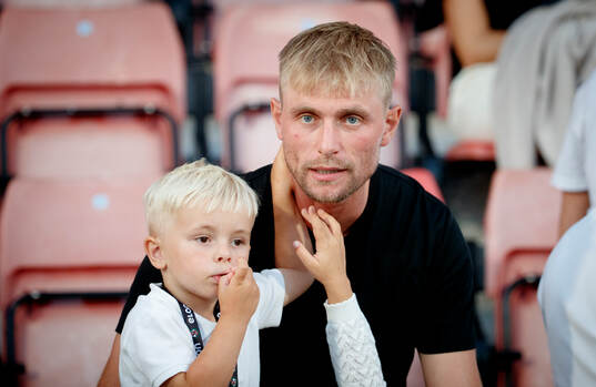 Örebros tidigare målvakt Jacob Rinne på läktaren