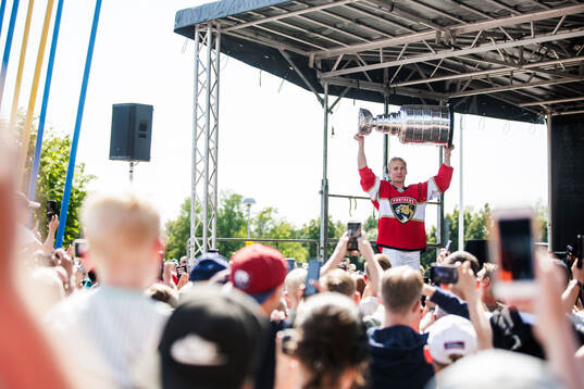 Bla gjennom flere bilder av Ishockey, Gustav Forsling visar upp Stanley Cup-pokalen