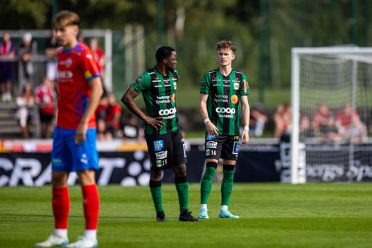 Varbergs Azeez Temitope Yusuf och Arvid Wiklund vid ett spelavbrott