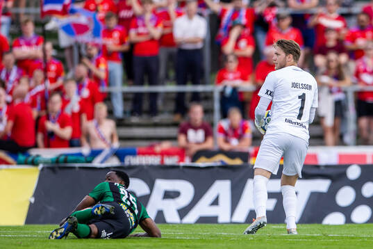 Varbergs Azeez Temitope Yusuf och Helsingborgs målvakt