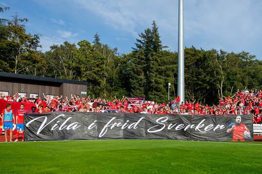 Helsingborgs spelare med en banderoll