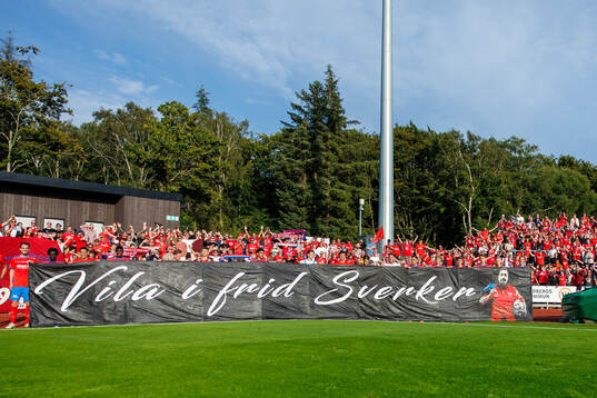 Helsingborgs spelare med en banderoll