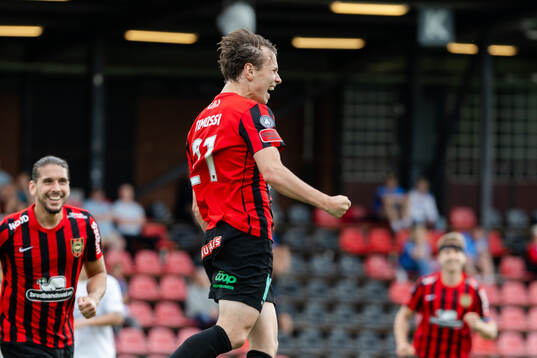 Brommapojkarnas Alex Timossi Andersson jublar