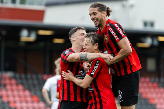 Brommapojkarnas Alex Timossi Andersson jublar med Nikola