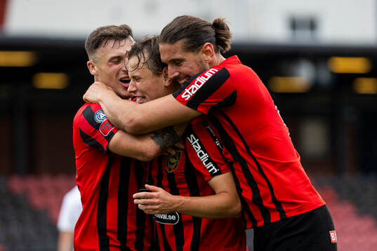 Brommapojkarnas Alex Timossi Andersson, Adam Skanning Jakobsen, och Nikola Vasic jublar 3-1