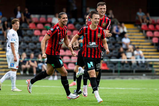 Brommapojkarnas Alex Timossi Andersson jublar 3-1