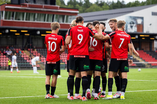 Brommapojkarnas Adam Skanning Jakobsen jublar 2-1 med lagkamrater