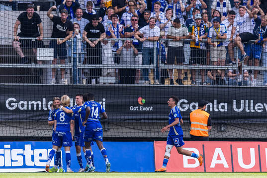IFK Norrköpings Isak Andri Sigurgeirsson jublar med lagkamrater efter att han gjort 0-1