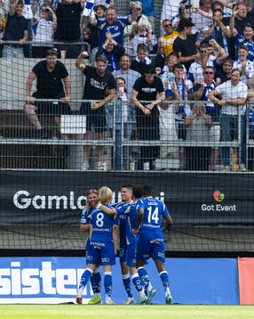IFK Norrköpings Isak Andri Sigurgeirsson jublar med lagkamrater efter 0-1