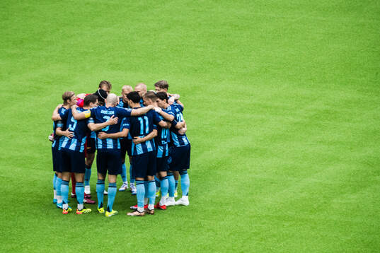 Djurgårdens spelare samlas i en ring