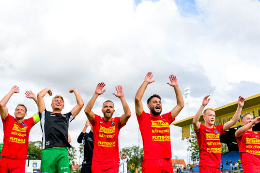 Landskronas Philip Andersson, målvakt Svante Hildeman,