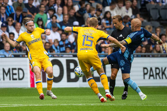 IFK Göteborgs Oscar Pettersson och David Kjær Kruse mot