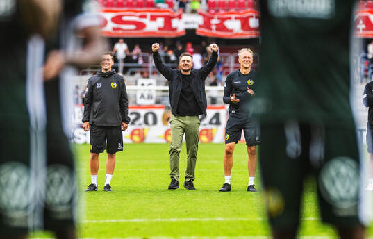 Hammarbys tränare Kim Hellberg jublar