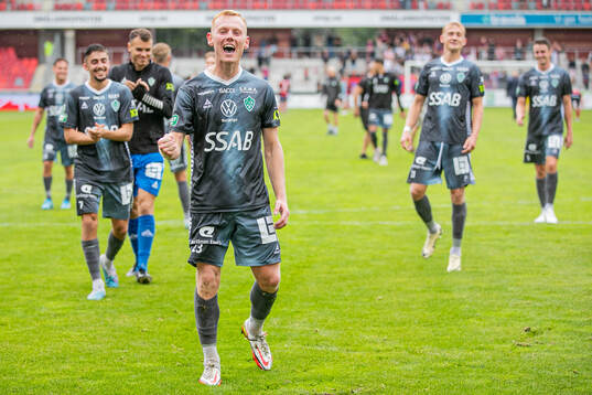 Brages Christopher Redenstrand jublar