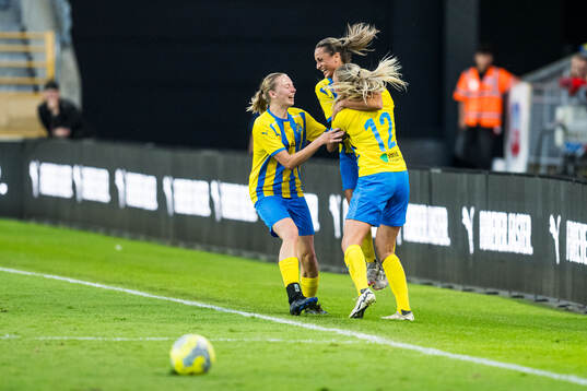 Eskilsminnes Marwa Said och Johanna Olsson jublar
