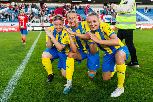 Eskilsminnes Ebba Jahnfors, Tilde Olsson och Nova Karlsson jublar