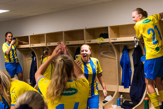 Eskilsminnes Marwa Said, Hanna Johansson och Julia Hammons jublar