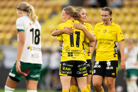 Elfsborgs Leann Nyström jublar med Stella Holmén efter 2-0