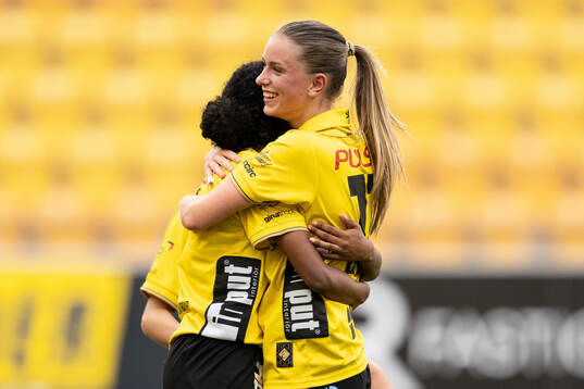 Elfsborgs Vanessa Lopez jublar med Lova Mobaeck vid 1-0