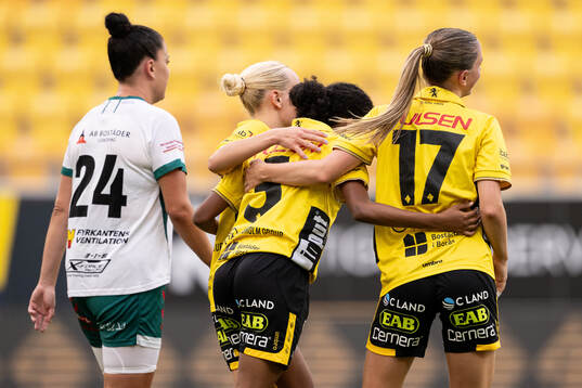 Elfsborgs Vanessa Lopez jublar med Tea Skoglund och Lova Mobaeck vid 1-0