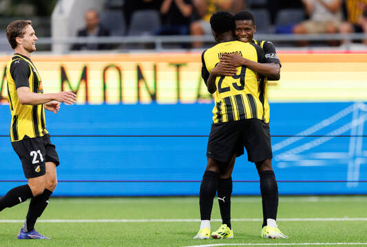 Akoua Romeo Amane and Zeidane Inoussa of Häcken celebrate