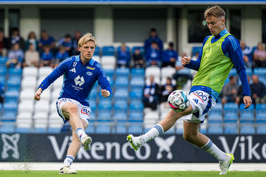 Mats Møller Dæhli of Molde warms up