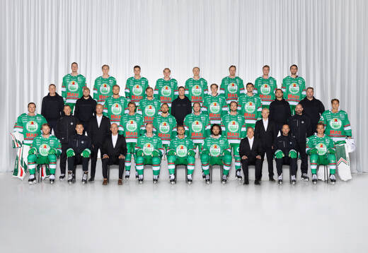  Mattias Göransson, Jacob Peterson, Henry Bowlby, Eric Bürger, Linus Sjödin, Filip Johansson, Calle Själin, Josh Dickinson. 3:e ledet från vänster: Fysioterapeut Sven Thomsson, Materialförvaltare Jonas Elofsson, Jesper Pettersson, Leon Bristedt, Fysioterapeut Christopher Alvengrip, Axel Smeds, Brady Ferguson, Fystränare Erik Olsson, Materialförvaltare Frederik Andersen. 2:a ledet från vänster: Christoffer Rifalk, assisterande tränare Pelle Prestberg, Sportchef Hampus Sjöström, Oliver Eklind, Michael Kapla, Linus Sandin, Lucas Ekeståhl Jonsson, Assisterande Sportchef Jacob Strandberg, Assisterande tränare Peter Hirsch, Arvid Holm. Sittande från vänster: Ludvig Claesson, Assisterande tränare Max Bohlin, Klubbdirektör Daniel Koch, Anton Bengtsson, Daniel Zaar, Dennis Everberg, Ordförande Håkan Eriksson, Huvudtränare Roger Hansson, Albin Sundsvik.