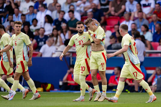  Players of Spain celebrate the 1-1 goal by Fermin Lopez in the men’s football final between France and Spain